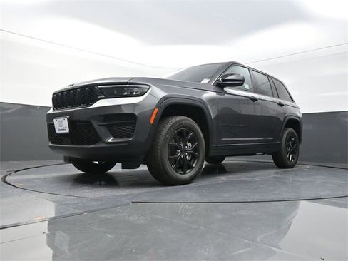 New 2025 Jeep Grand Cherokee Altitude image 19