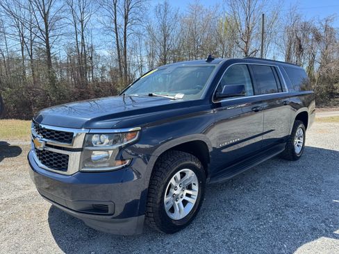 Used 2018 Chevrolet Suburban LT image 3
