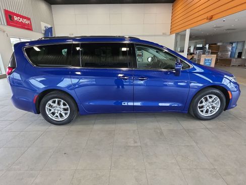 Used 2021 Chrysler Pacifica Touring-L w/ Uconnect Theater Family Group FWD image 4
