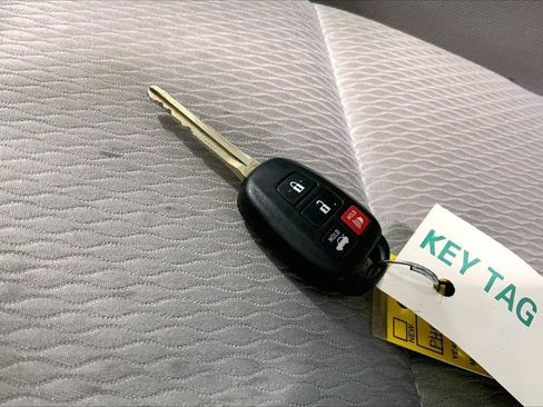 Used 2017 Toyota Corolla LE image 19