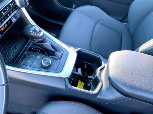 Used 2022 Toyota RAV4 SE w/ Weather & Moonroof Package image 17