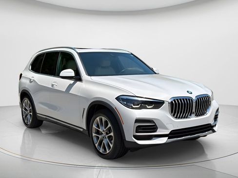 Used 2022 BMW X5 xDrive40i w/ Premium Package AWD/4WD image 3