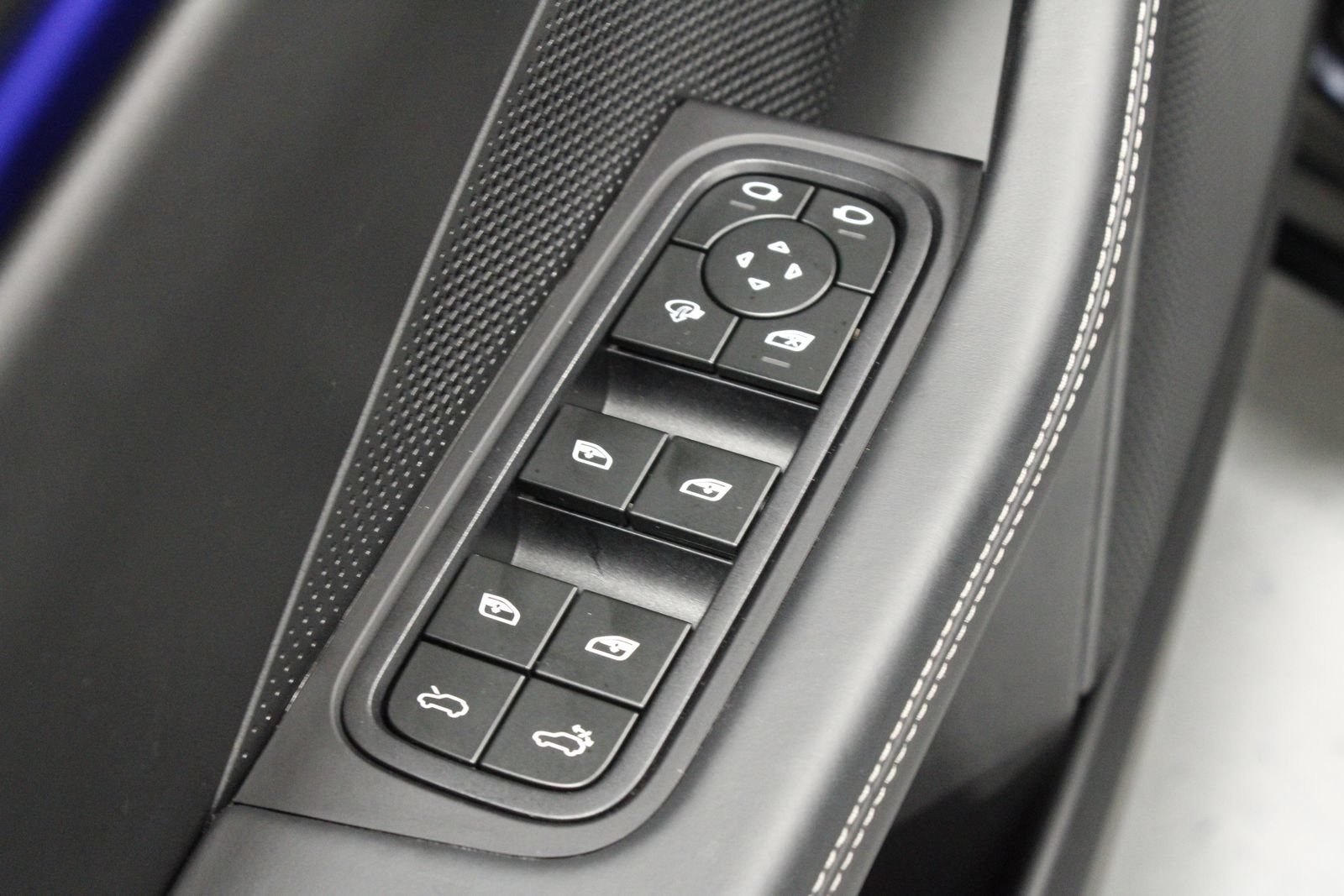 Certified 2025 Porsche Macan Turbo Electric AWD/4WD image 31