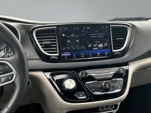 Used 2024 Chrysler Pacifica Touring-L FWD image 9