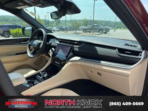 Used 2024 Jeep Grand Cherokee L Limited w/ Black Appearance Package AWD/4WD image 29