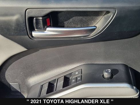 Used 2021 Toyota Highlander XLE AWD/4WD image 14