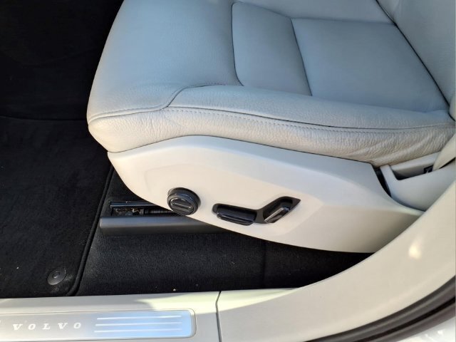Used 2020 Volvo XC90 T6 Momentum AWD/4WD image 16