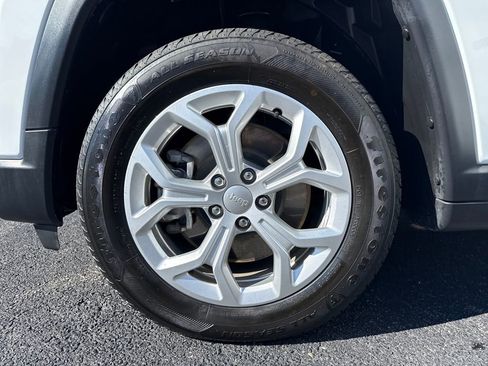 Used 2024 Jeep Compass Latitude image 30