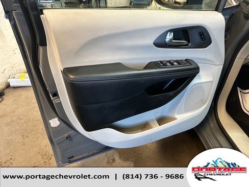 Used 2023 Chrysler Pacifica Touring-L image 11