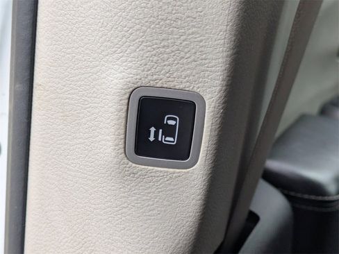 Used 2022 Chrysler Voyager LX image 19