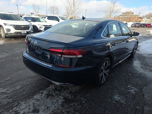 Used 2022 Volkswagen Passat 2.0T SE image 4