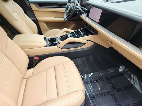 Used 2024 Porsche Cayenne Coupe image 3