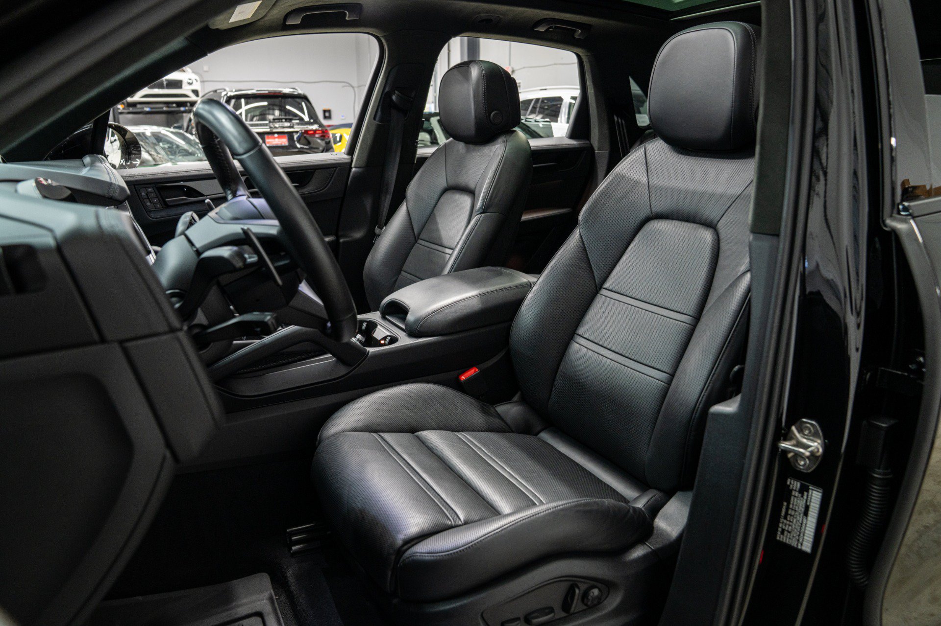 Used 2025 Porsche Cayenne GTS AWD/4WD image 23