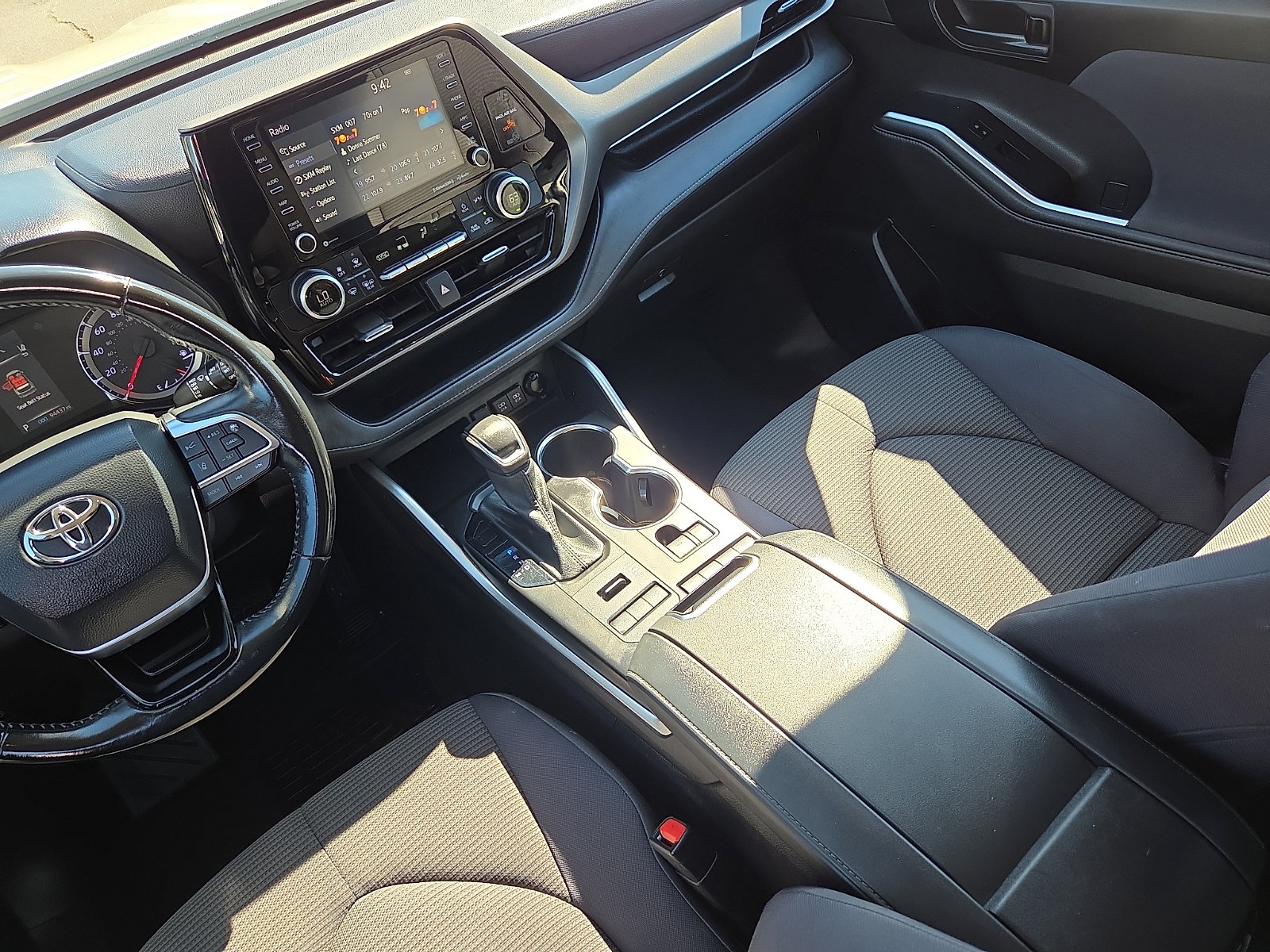 Used 2021 Toyota Highlander LE AWD/4WD image 14