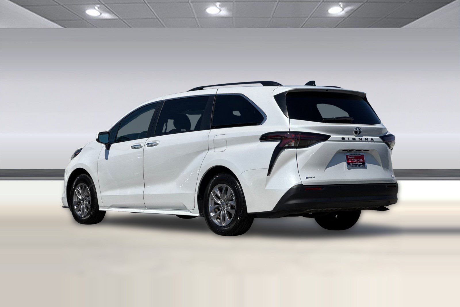 Used 2026 Toyota Sienna XLE FWD image 3