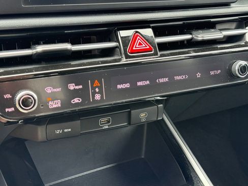 Used 2024 Kia Niro LX image 36