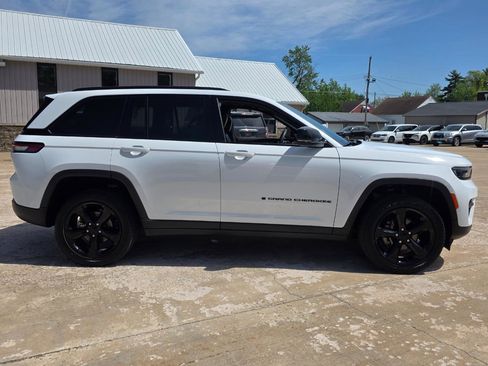 Used 2023 Jeep Grand Cherokee Altitude AWD/4WD image 21