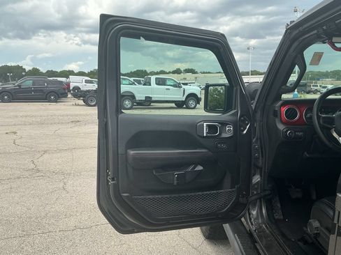 Used 2018 Jeep Wrangler Unlimited Rubicon AWD/4WD image 12