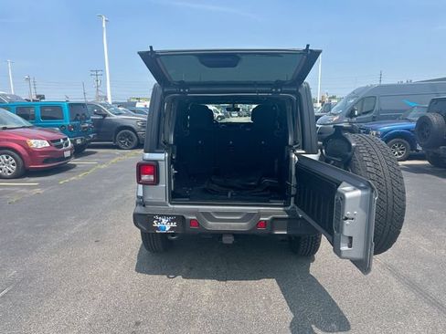 Used 2019 Jeep Wrangler Unlimited Sahara AWD/4WD image 25