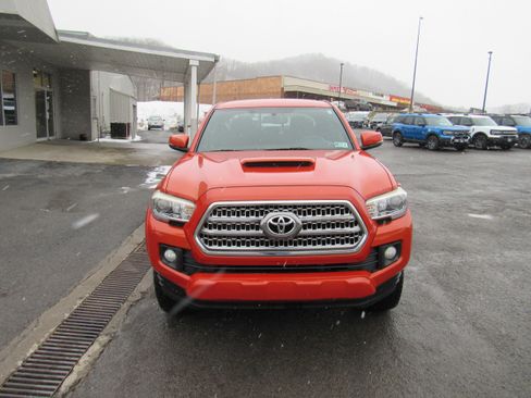 Used 2016 Toyota Tacoma TRD Sport w/ Towing Package image 3