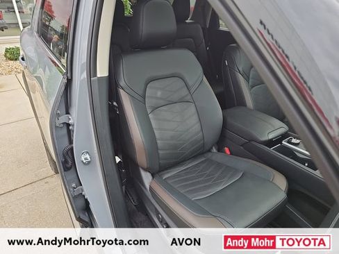 Used 2025 Nissan Pathfinder Platinum AWD/4WD image 40