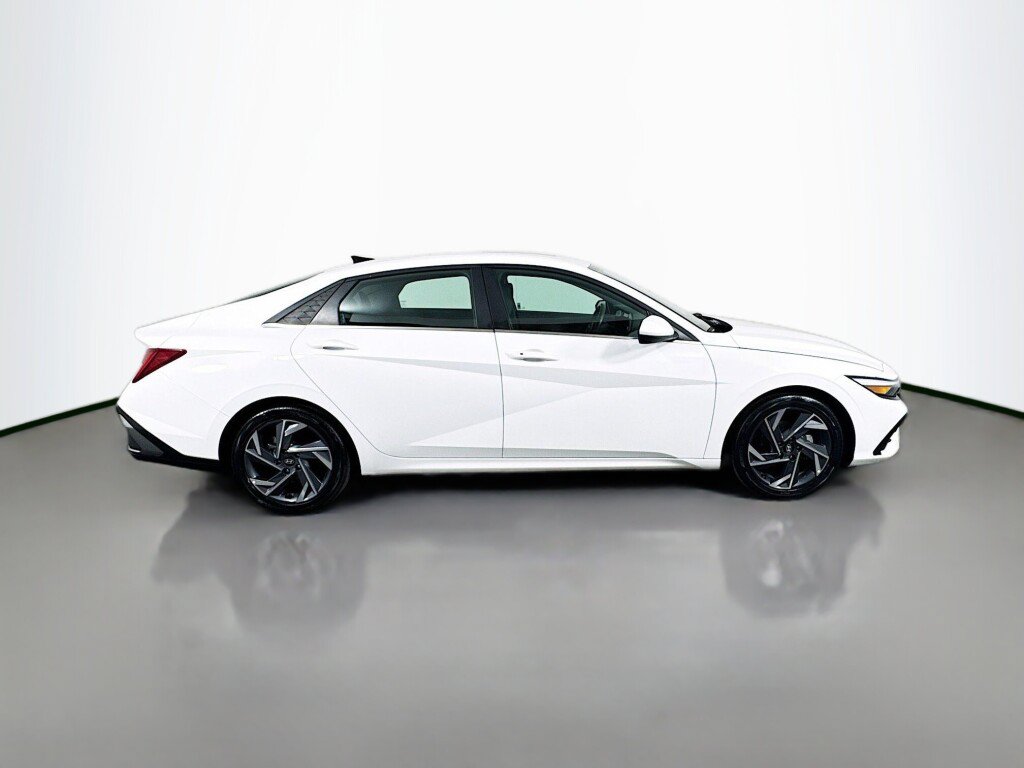 Used 2025 Hyundai Elantra SEL FWD image 6