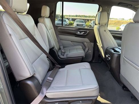 Used 2023 GMC Yukon XL SLT w/ SLT Luxury Package image 7