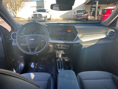 Used 2025 Chevrolet Trax LT image 27