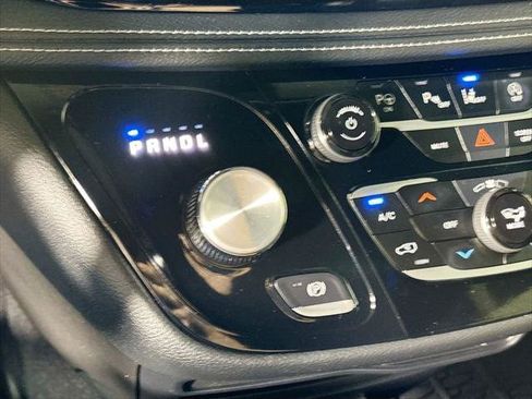 Certified 2025 Chrysler Pacifica Select AWD/4WD image 18
