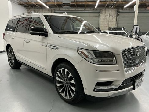 Used 2018 Lincoln Navigator Select w/ Technology Package image 3