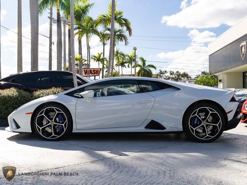 Used 2021 Lamborghini Huracan EVO image 2