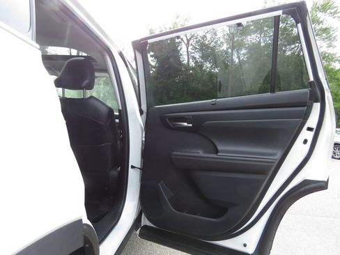 Used 2020 Toyota Highlander XLE AWD/4WD image 15