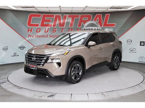 Used 2025 Nissan Rogue SV FWD image 2