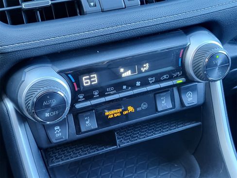 Used 2020 Toyota RAV4 XLE Premium image 17