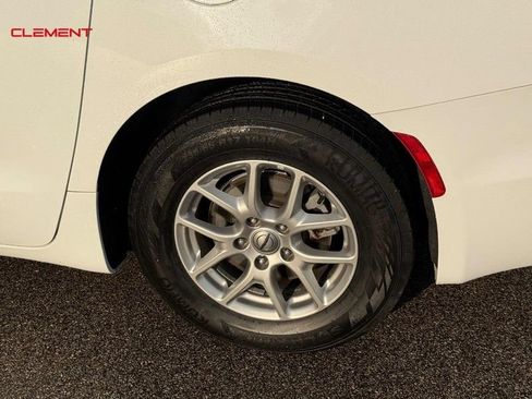 Used 2025 Chrysler Pacifica Select FWD image 4
