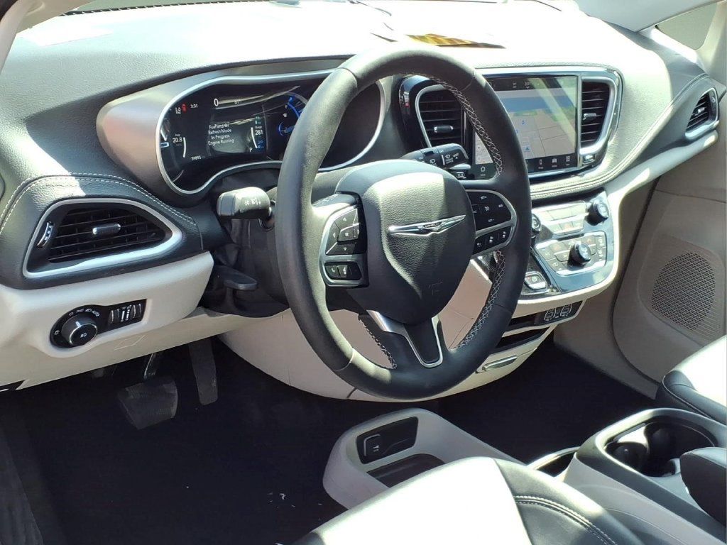 Used 2024 Chrysler Pacifica Limited FWD image 6