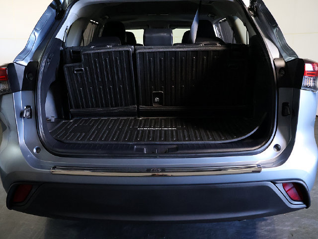 Used 2021 Toyota Highlander XLE AWD/4WD image 29