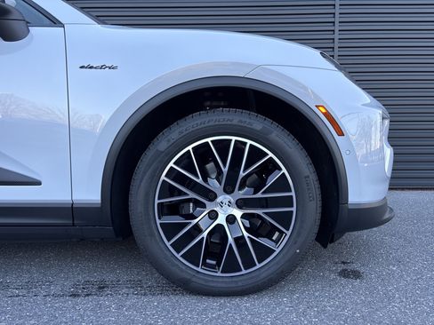 New 2026 Porsche Macan 4 Electric image 9