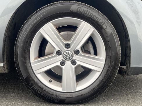 Used 2017 Volkswagen Golf Wolfsburg Edition image 31