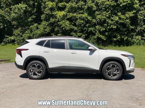 New 2026 Chevrolet Trax LT w/ Sunroof Package FWD image 8