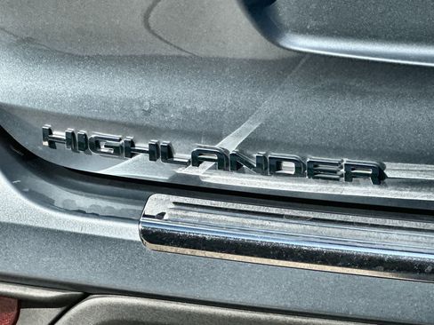Used 2022 Toyota Highlander XLE FWD image 14