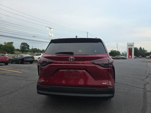 Used 2026 Toyota Sienna XLE FWD image 6