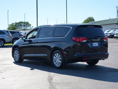 Used 2020 Chrysler Voyager L FWD image 5