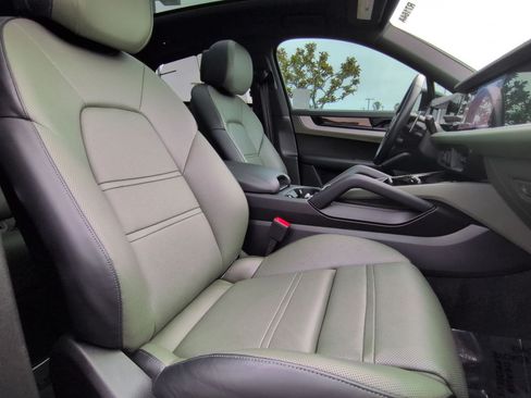 Used 2024 Porsche Cayenne Coupe AWD/4WD image 26