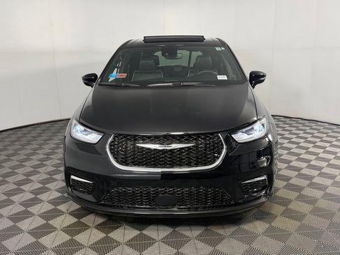 Used 2026 Chrysler Pacifica Limited FWD image 3