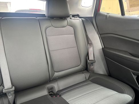 Used 2025 Chevrolet Trax LT FWD image 36