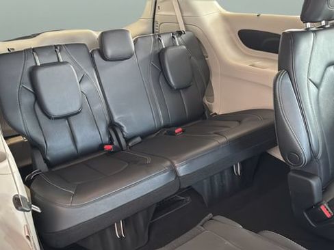 Used 2022 Chrysler Pacifica Touring-L FWD image 24