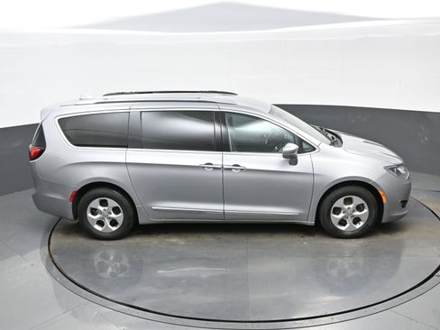 Used 2017 Chrysler Pacifica Touring-L Plus image 40