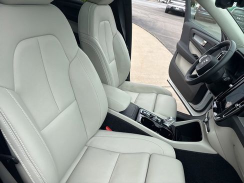 Certified 2026 Volvo XC40 B5 Plus AWD/4WD image 28