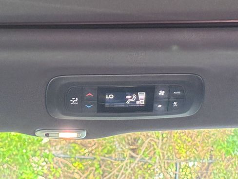 Used 2025 Chrysler Pacifica Limited FWD image 25